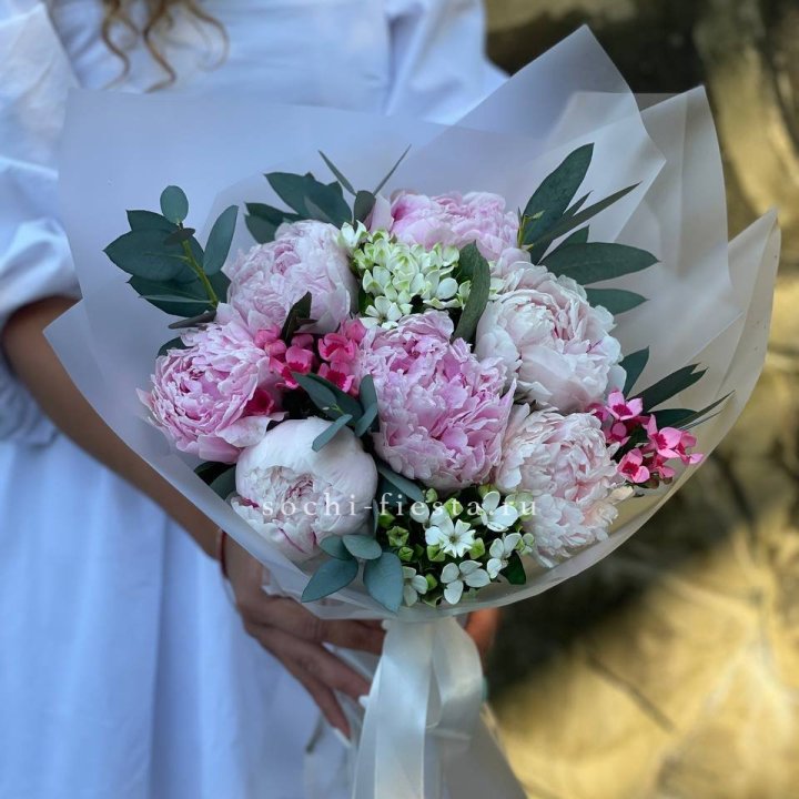 7 зефирных пионов с эвкалиптом в Тюмени