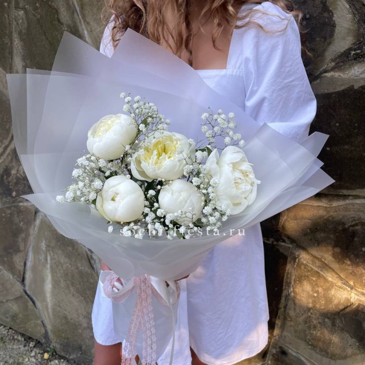 Букет белых пионов "Файв" в Тюмени