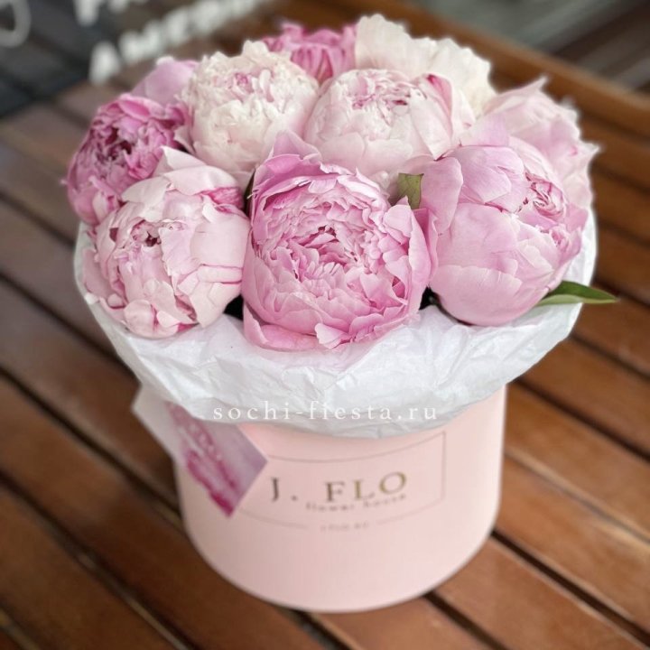 Цилиндр с пионами "Лилу" в Тюмени