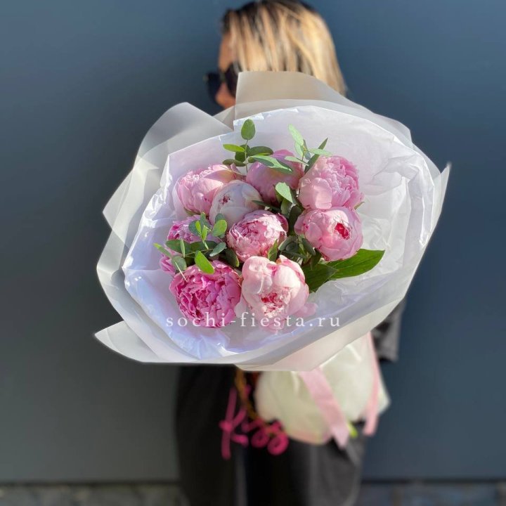 9 пионов с эвкалиптом в Тюмени