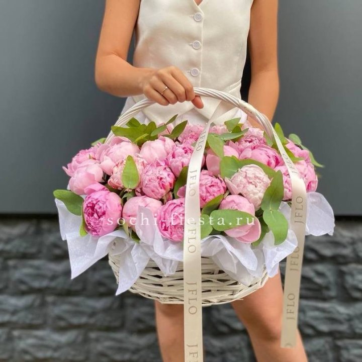 29 пионов в корзине в Тюмени