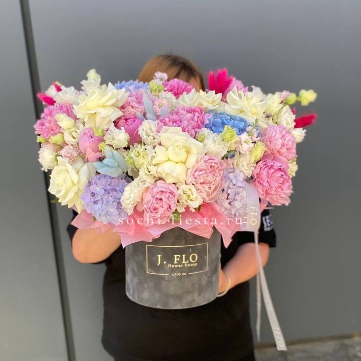 Цилиндр с пионами "Аса" в Тюмени