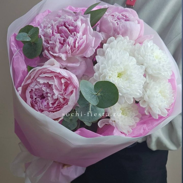  Букет комплимент с пионами в Тюмени