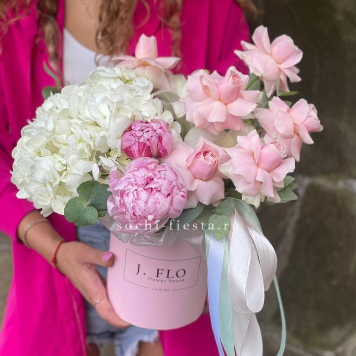 Цилиндр с пионами "Алисия" в Тюмени