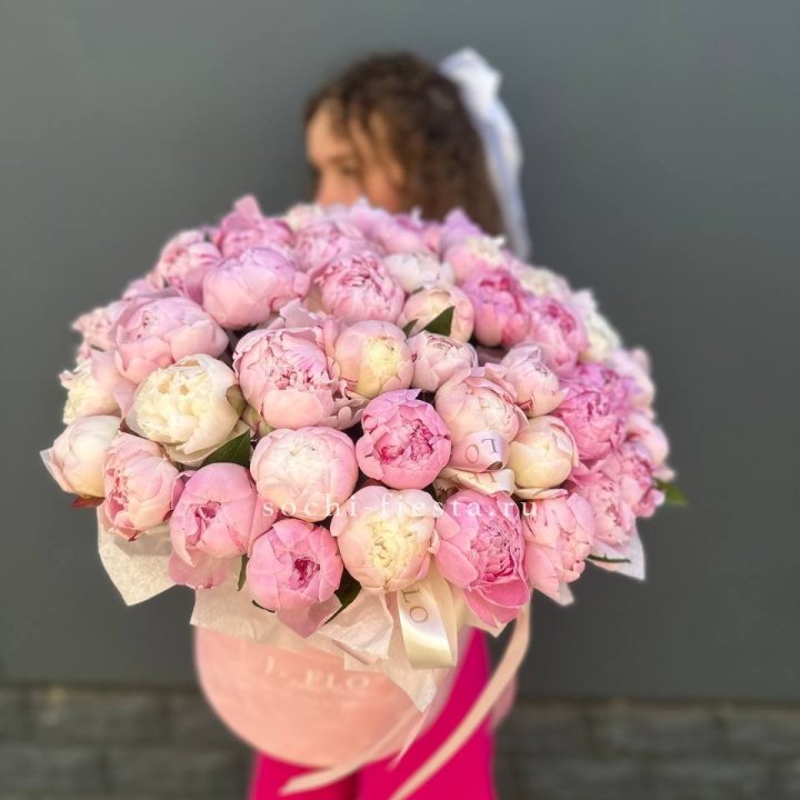 51 нежных пионов  в цилиндре в Тюмени