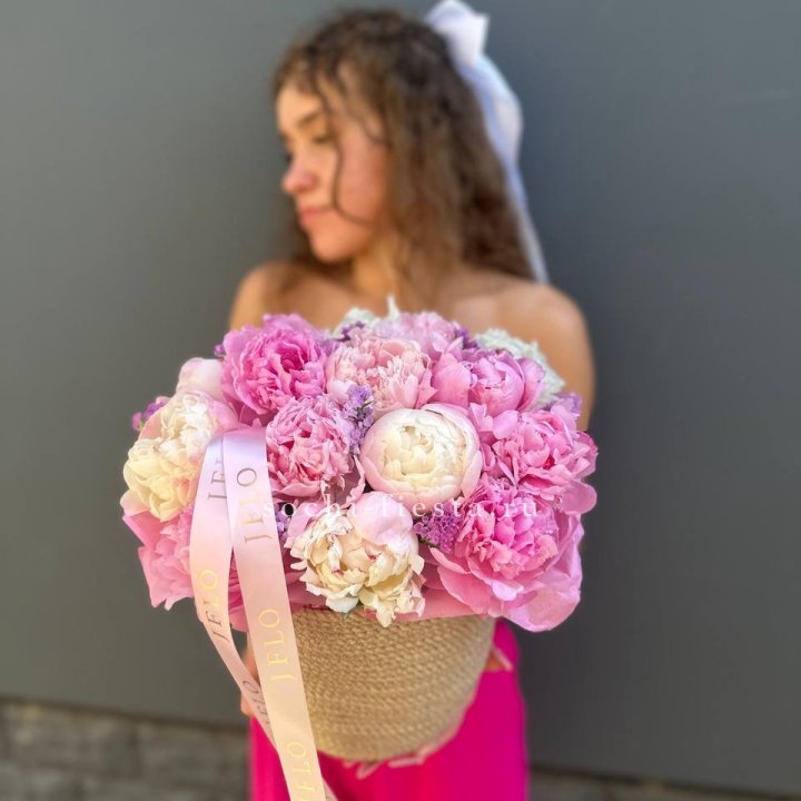 15 пионов в джутовом кашпо в Тюмени