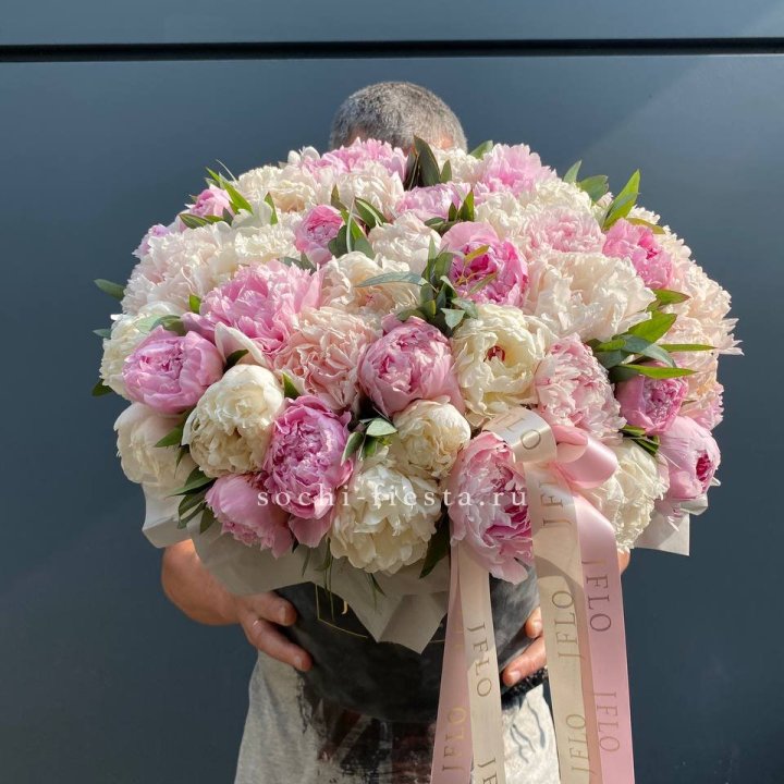 51 пионов в боксе в Тюмени