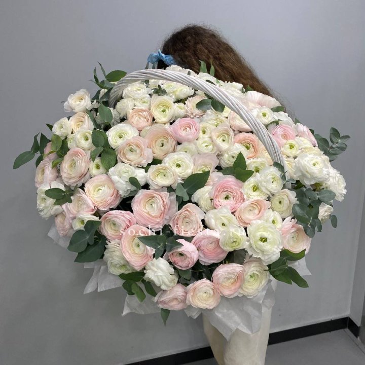 Ранункулюсы в корзине в Тюмени