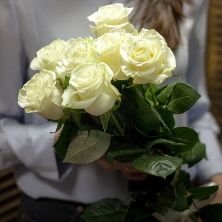 7 белых роз в Тюмени