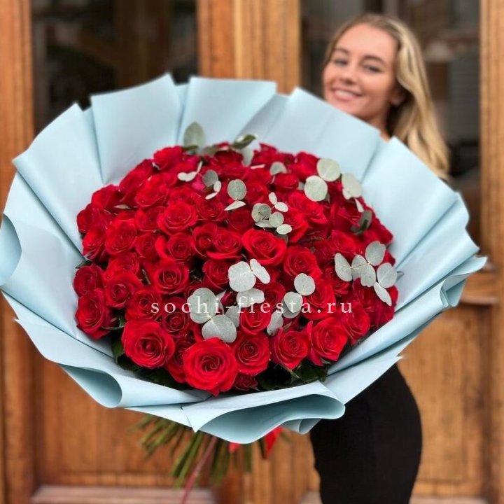 101 красная роза с эвкалиптом в Тюмени