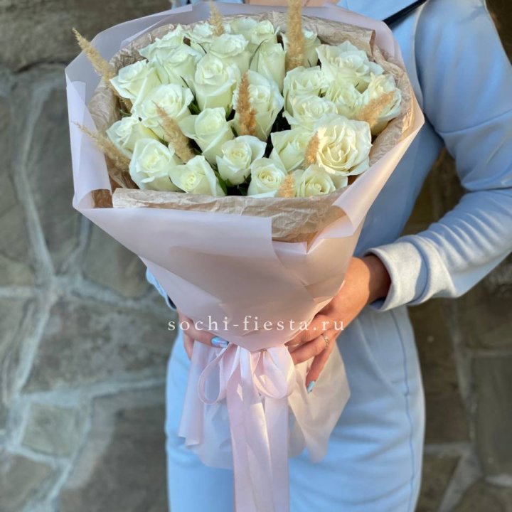 25 белых роз с сухоцветами в Тюмени