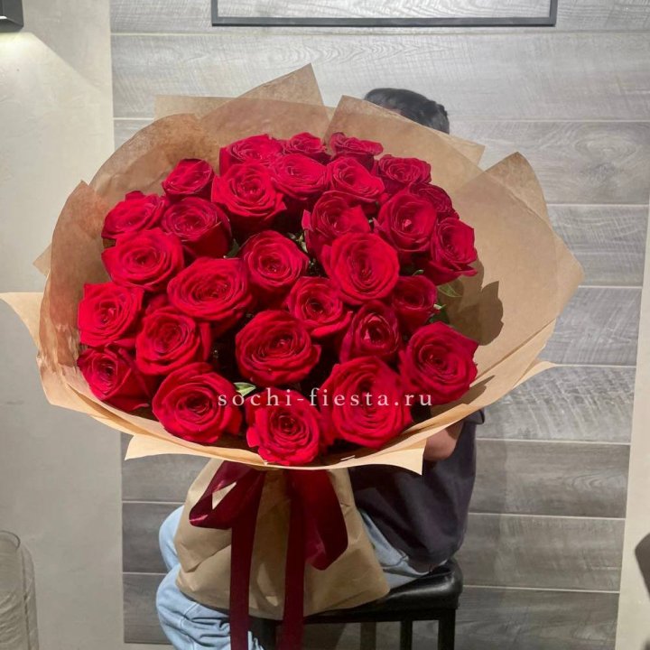 37 красных роз в крафте в Тюмени