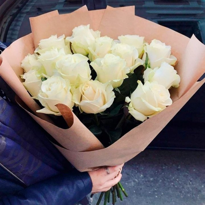 15 белых роз "Крафт" в Тюмени