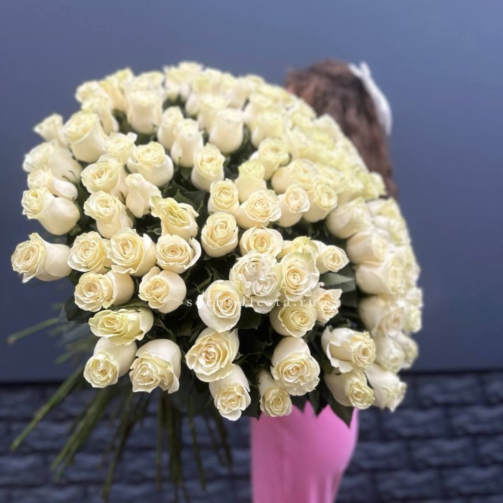 101 белая высокая импортная роза под ленту в Тюмени