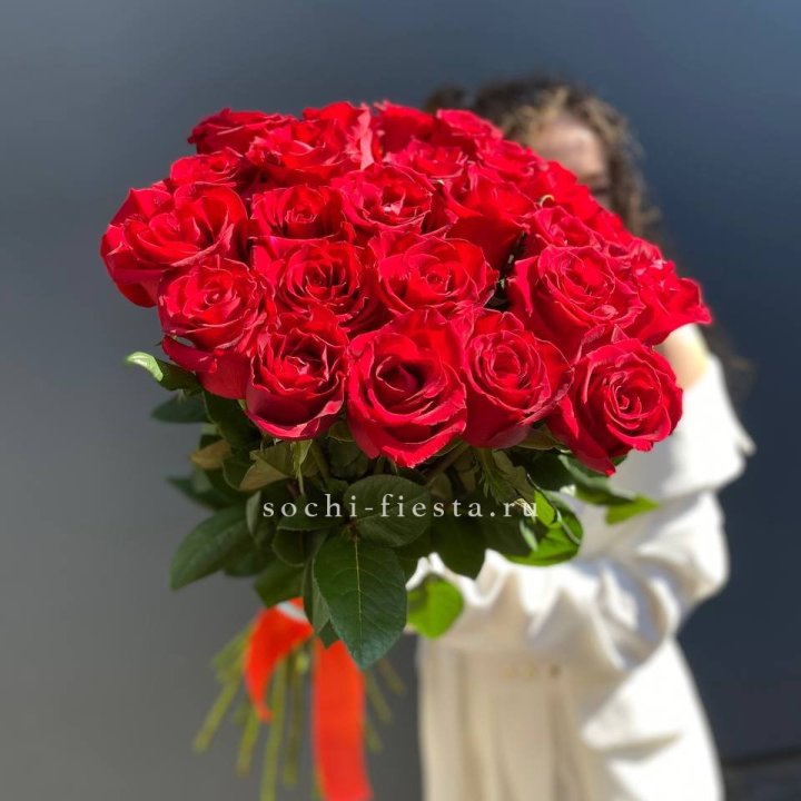 25 высоких красных роз в Тюмени