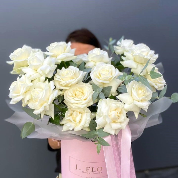 17 Французских белых роз в боксе в Тюмени