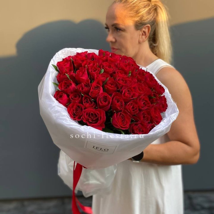 51 роза мадам ред в нежном оформлении в Тюмени