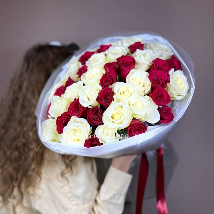 Букет из красных белых 45 роз в Тюмени