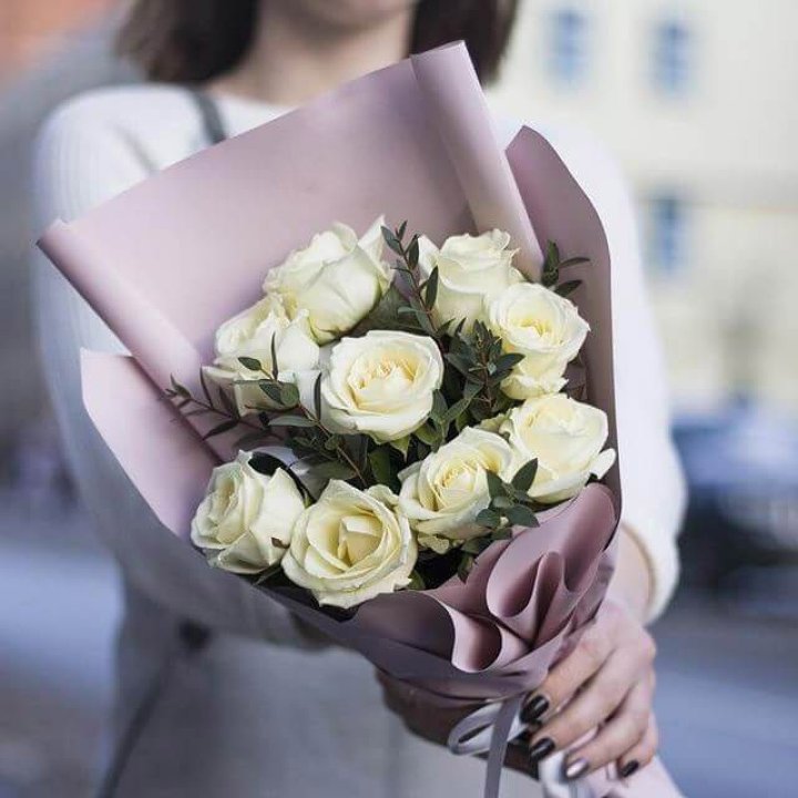 9 белых  роз "Минт" в Тюмени