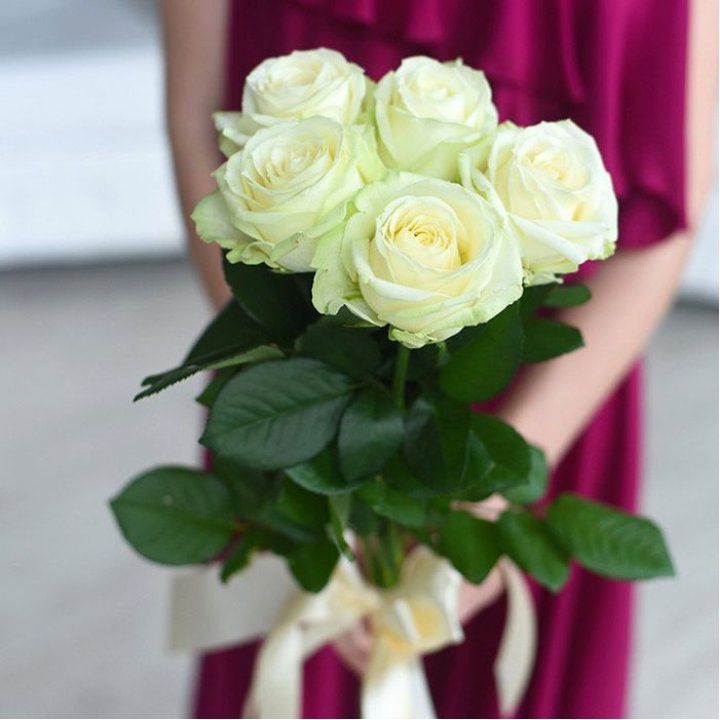 5 белых роз в Тюмени