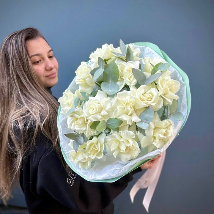 15 Белых французских роз "Ноте бьянка" в Тюмени