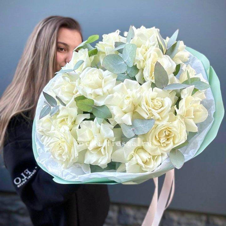 19 Белых французских роз "Ноте бьянке" в Тюмени