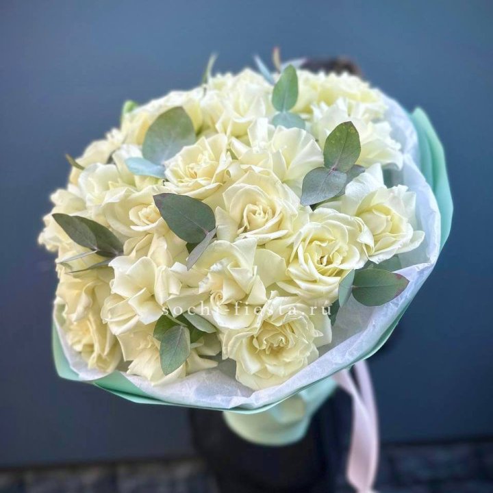 25 Белых французских роз "Ноте бьянка" в Тюмени