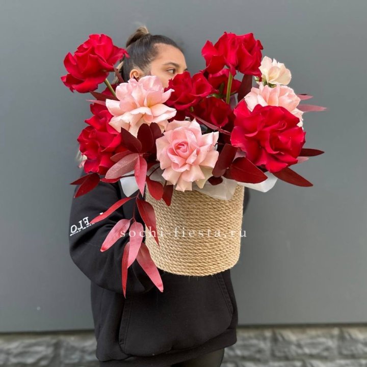 15 Французских роз в джутовом кашпо в Тюмени