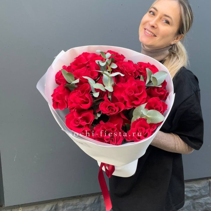 17 Красных французских роз в Тюмени