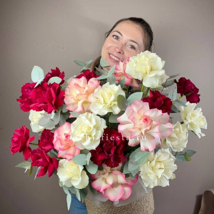 35 французских роз микс в джутовом боксе в Тюмени