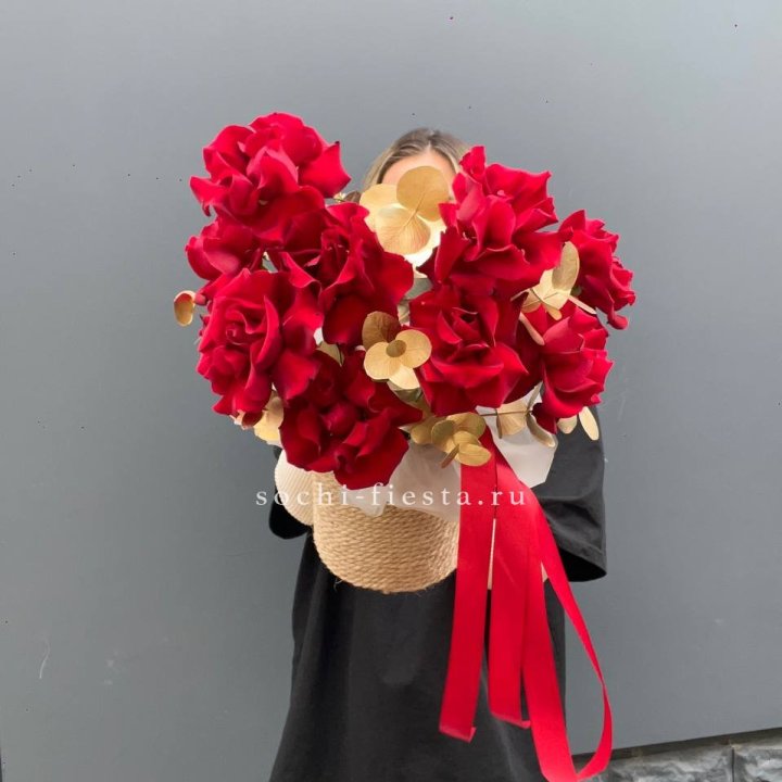 Красные французские розы в джутовом кашпо в Тюмени