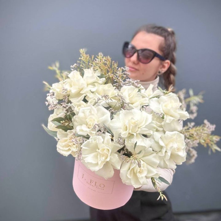 17 Французских белых роз в коробке Афина в Тюмени