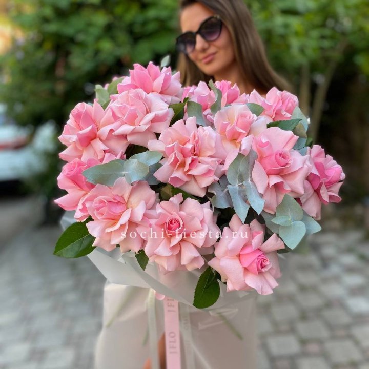 17 Розовых  французских роз в Тюмени