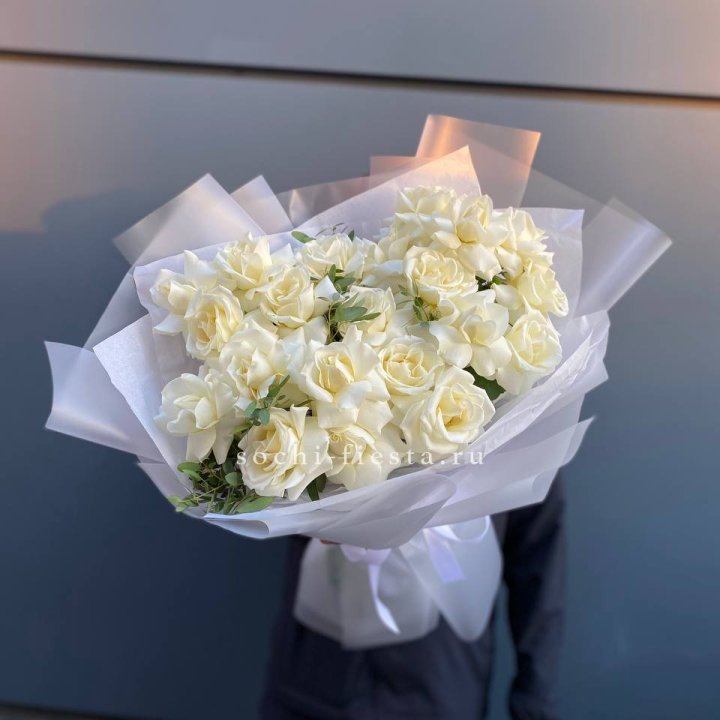 Пышный букет из белых роз в Тюмени