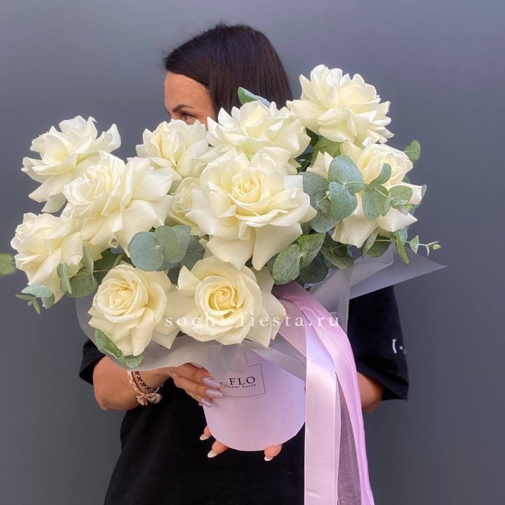 11 Французских белых роз в боксе в Тюмени