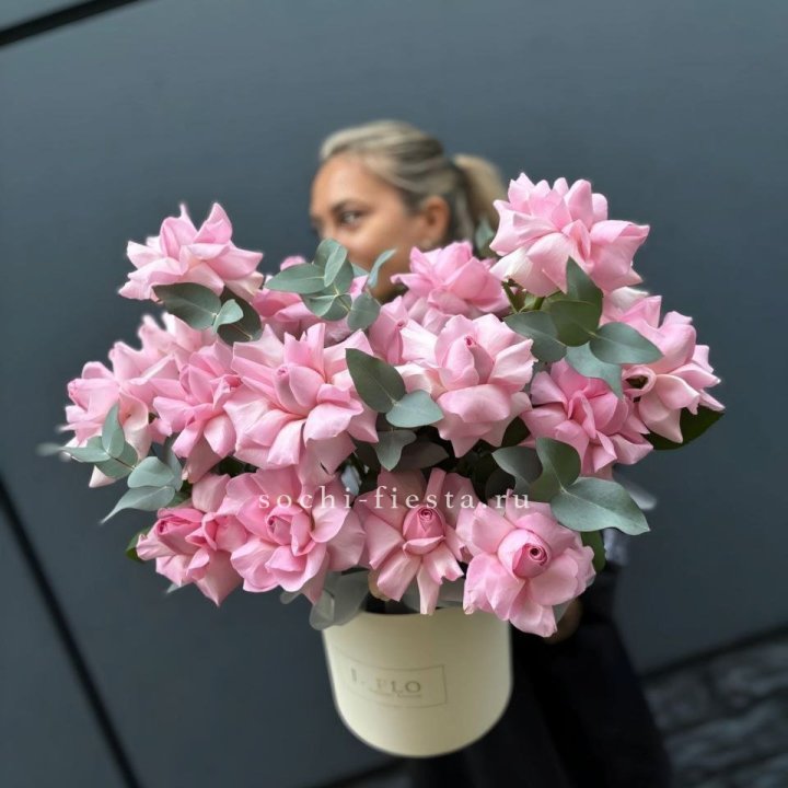 17 Розовых французских роз в боксе в Тюмени