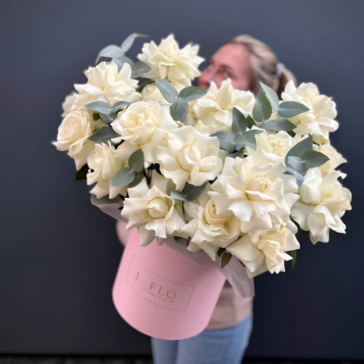 25 Французских белых роз в боксе в Тюмени