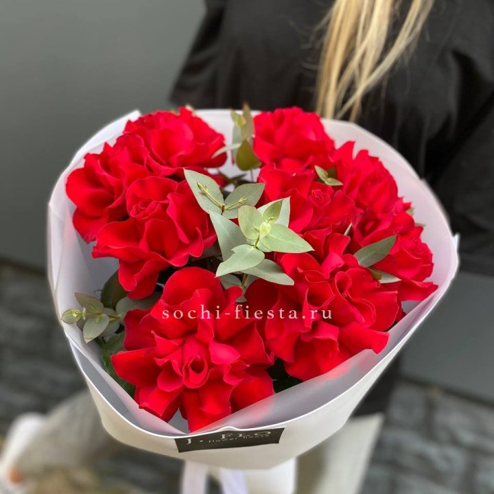 9 Красных французских роз в Тюмени
