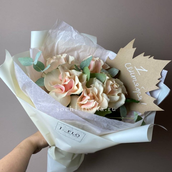 Букет кремовых роз к дню знаний в Тюмени
