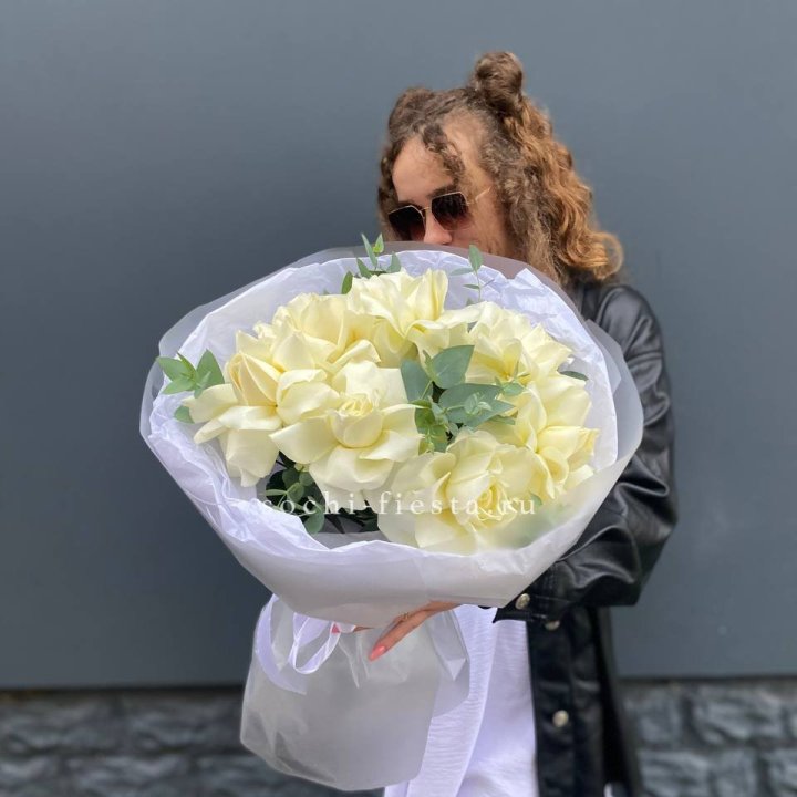 7 Белых французских роз  в Тюмени