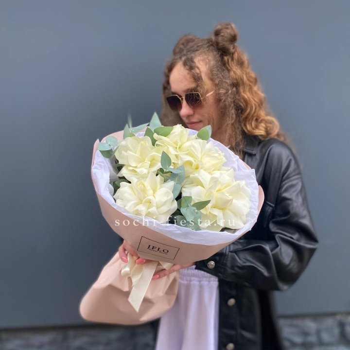 5 Белых французских роз в Тюмени