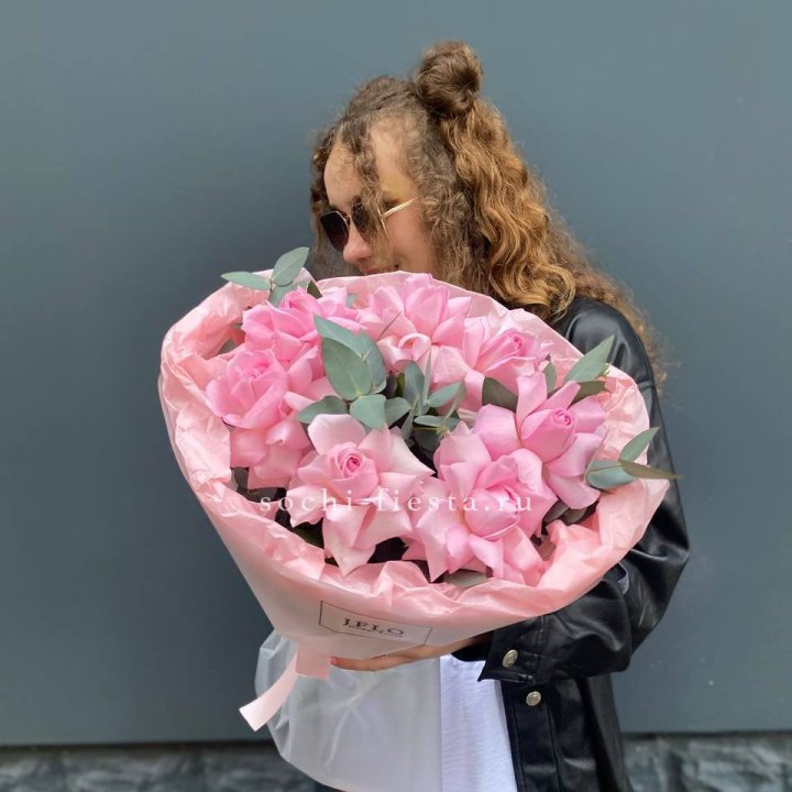 7 розовых роз в Тюмени