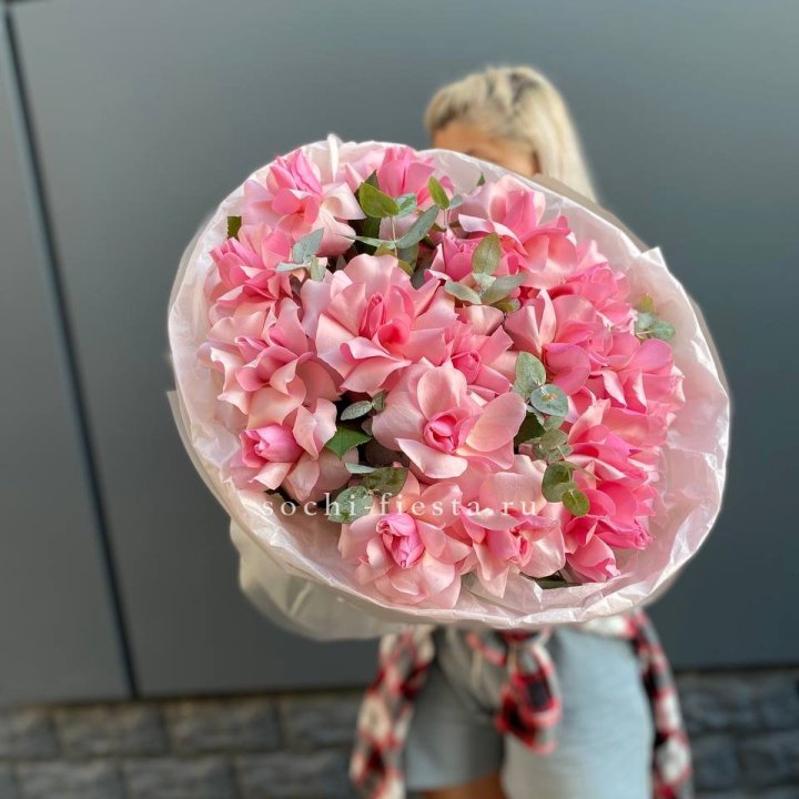 17 розовых роз в Тюмени