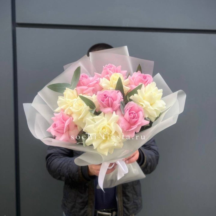 11 бело-розовых роз в Тюмени