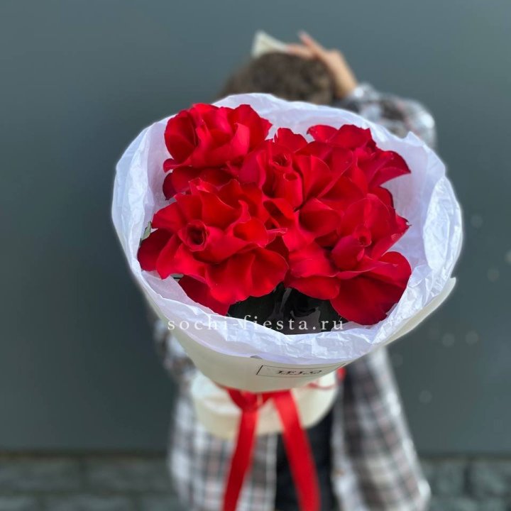 5 французских красных роз в Тюмени