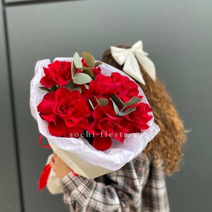 7 красных французских роз в Тюмени