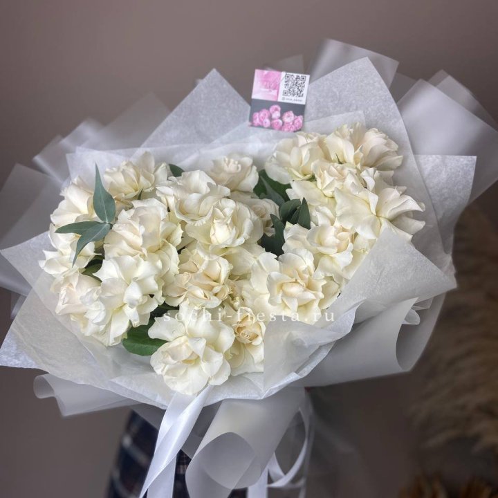 21 французских роз с эвкалиптом в Тюмени