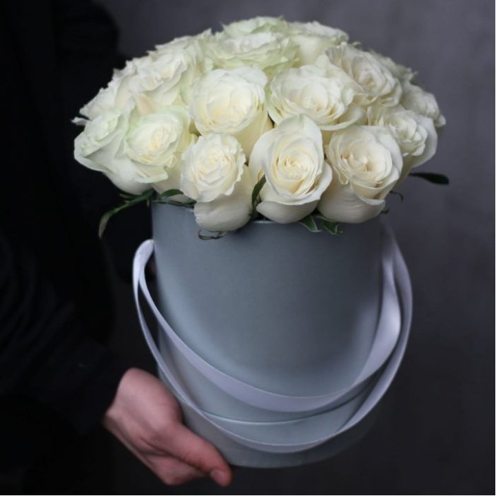 15 белых роз в цилиндре в Тюмени