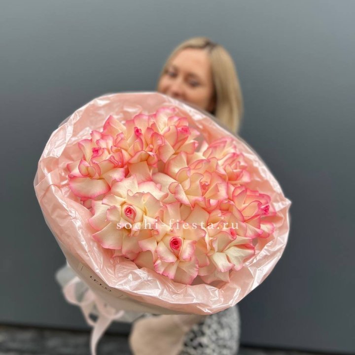 9 французских роз Джумилия в нежном оформлении в Тюмени