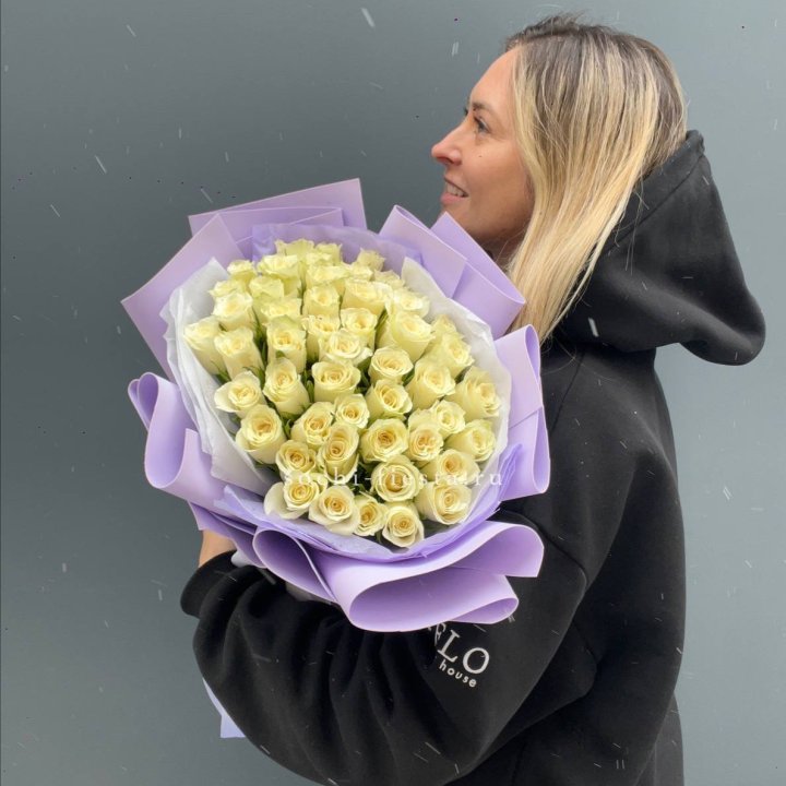 51 белая кенийская роза в оформлении в Тюмени